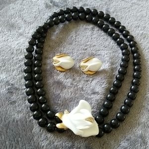 Avon vintage chocker set, earrings included